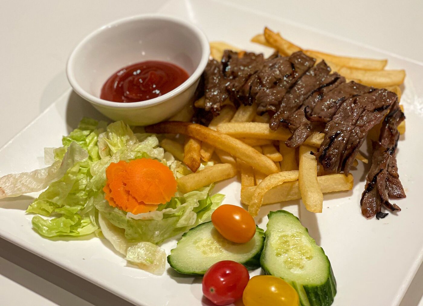 Grillade au bœuf avec frites et crudités