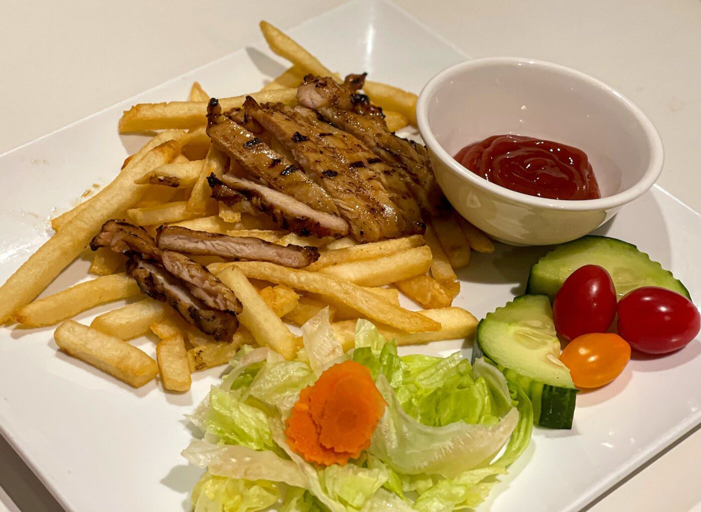 Grillade au poulet avec frites et crudités