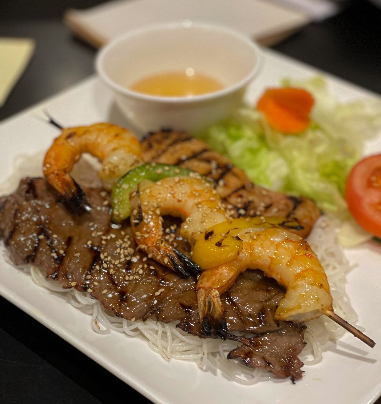 Grillade spéciale: bœuf, poulet et brochette de crevettes sur vermicelle