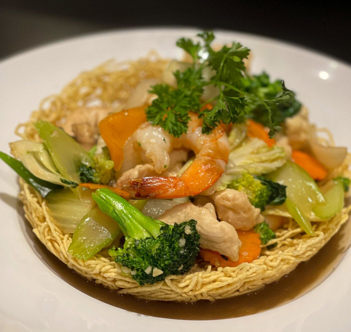 Nid d'amour: poulet et crevettes dans un nid de nouilles croustillantes