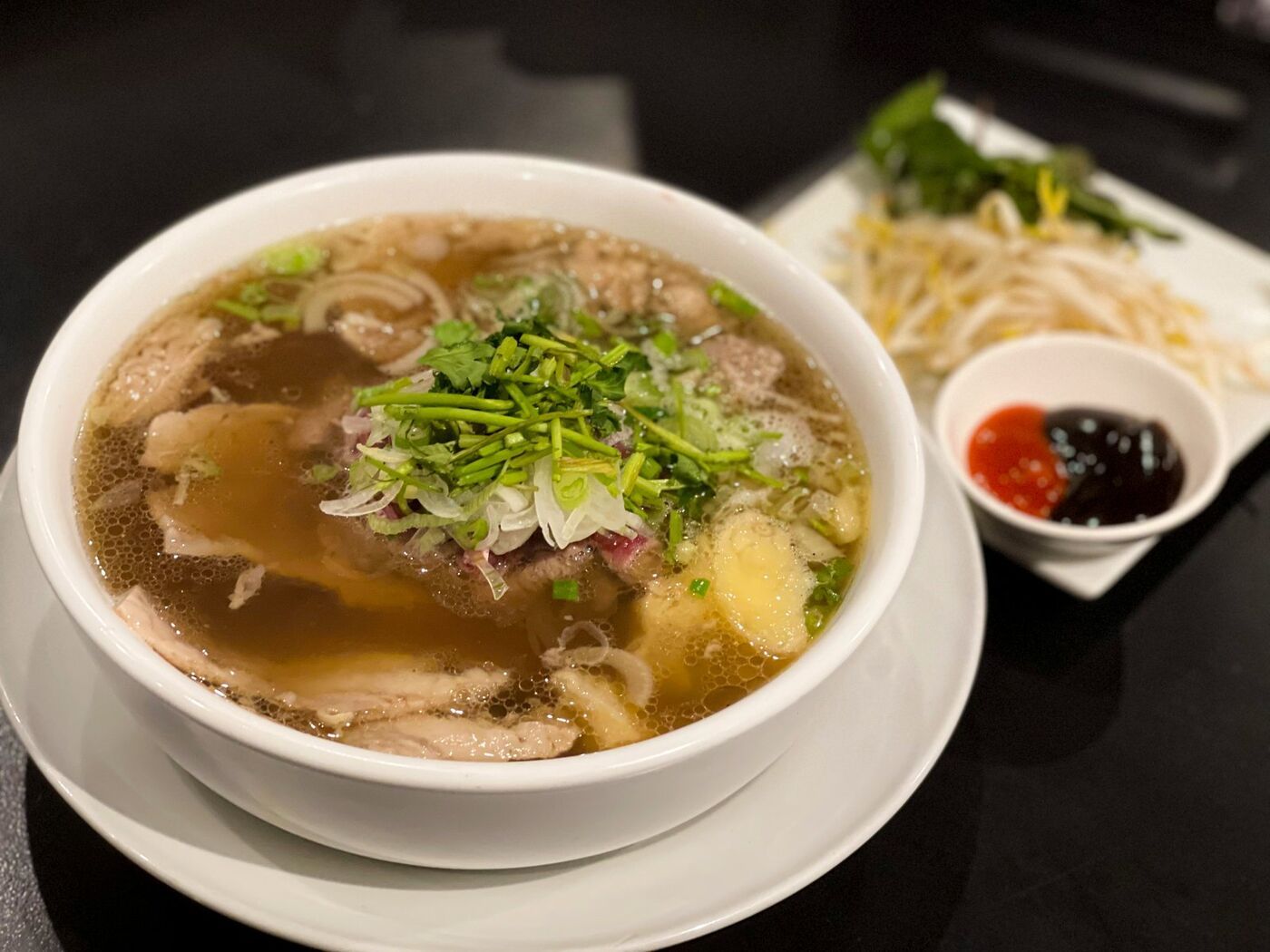 Soupe tonkinoise au bœuf, tout garnie