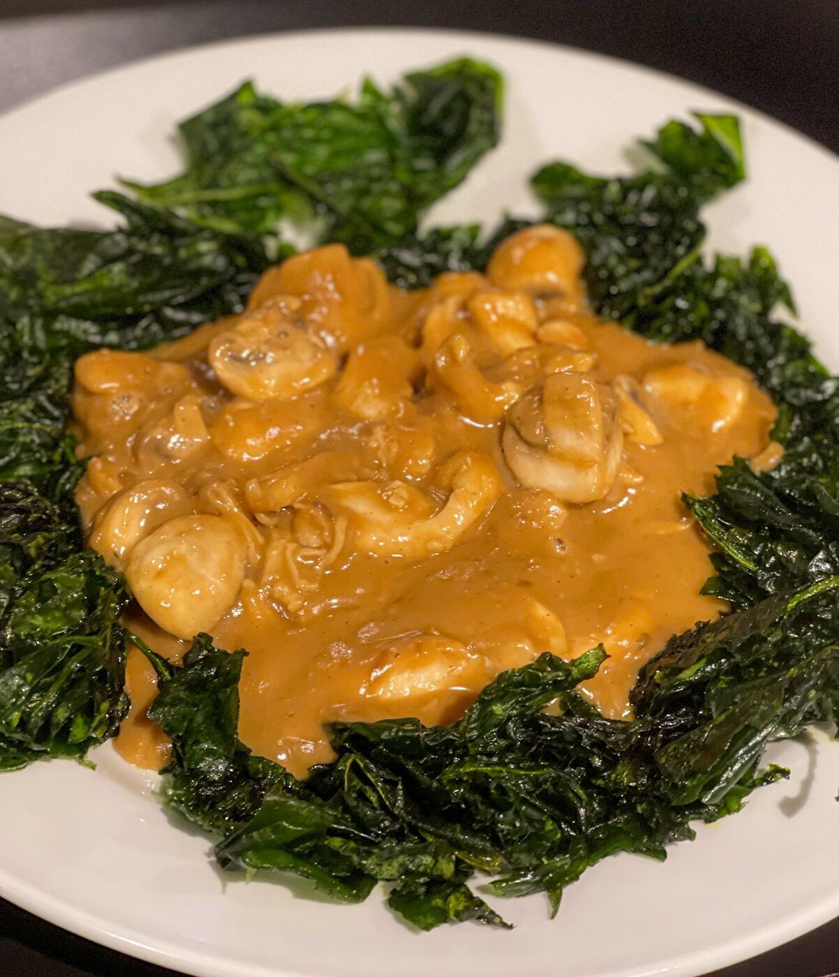 Poulet aux arachides sur lit d'épinards croustillants