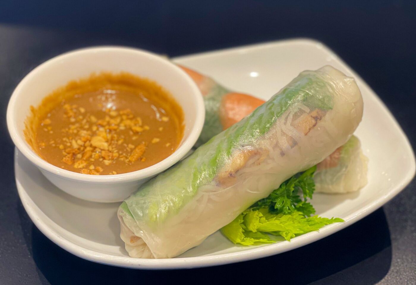 Rouleaux printaniers et sauce aux arachides