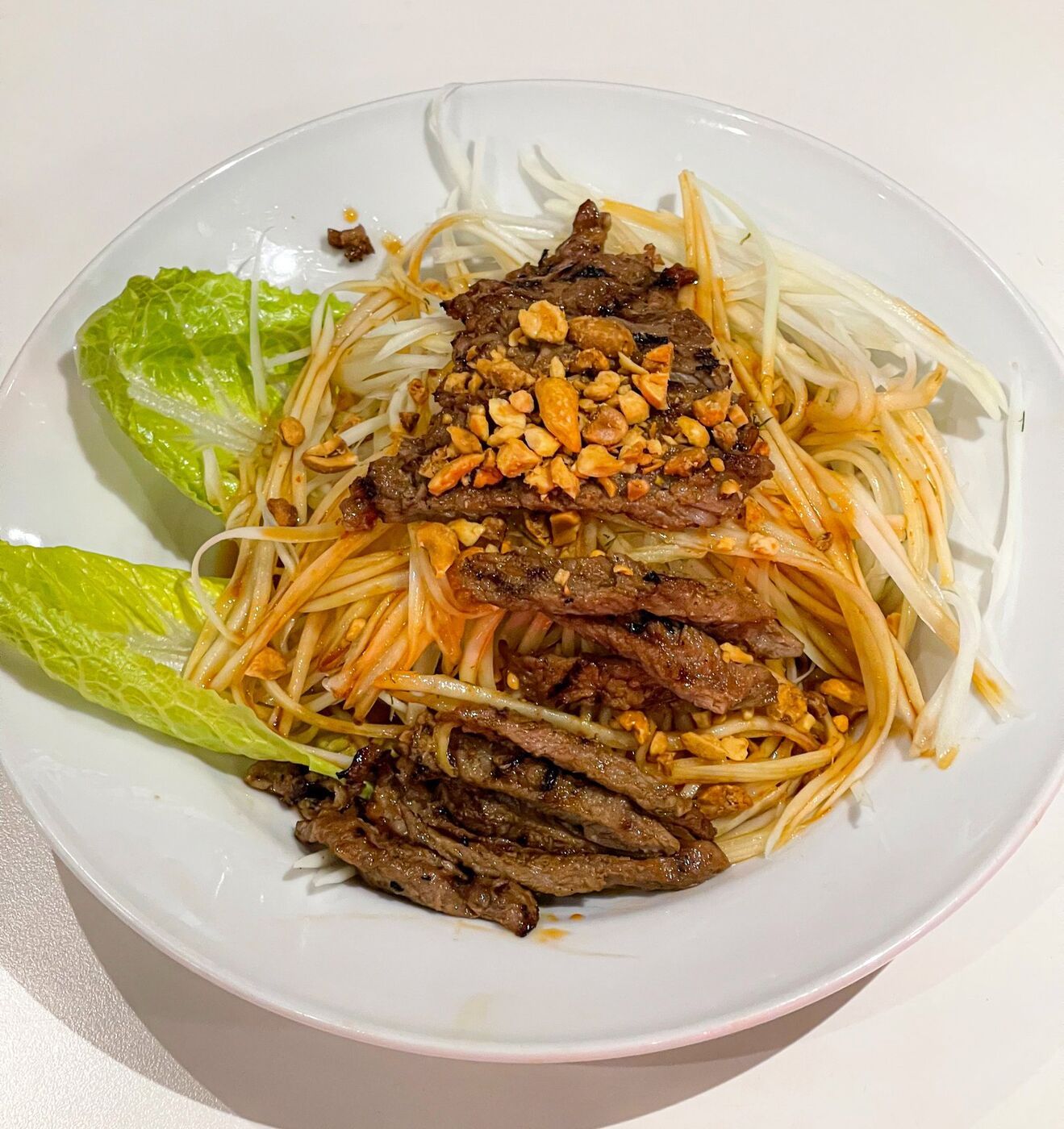 Salade de papaye au bœuf grillé