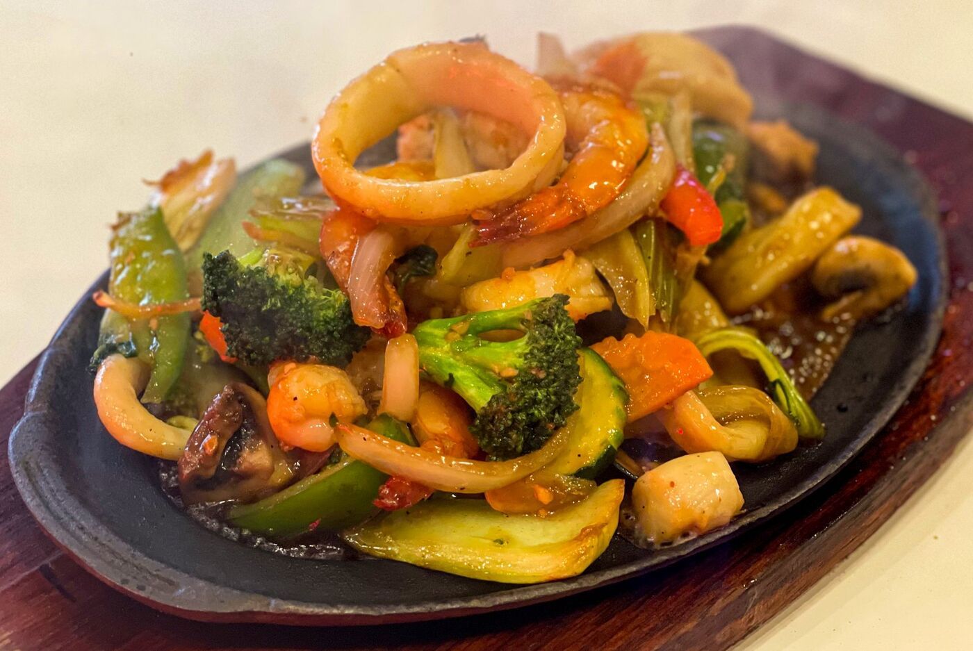 Sizzling aux fruits de mer sur plaque chauffante