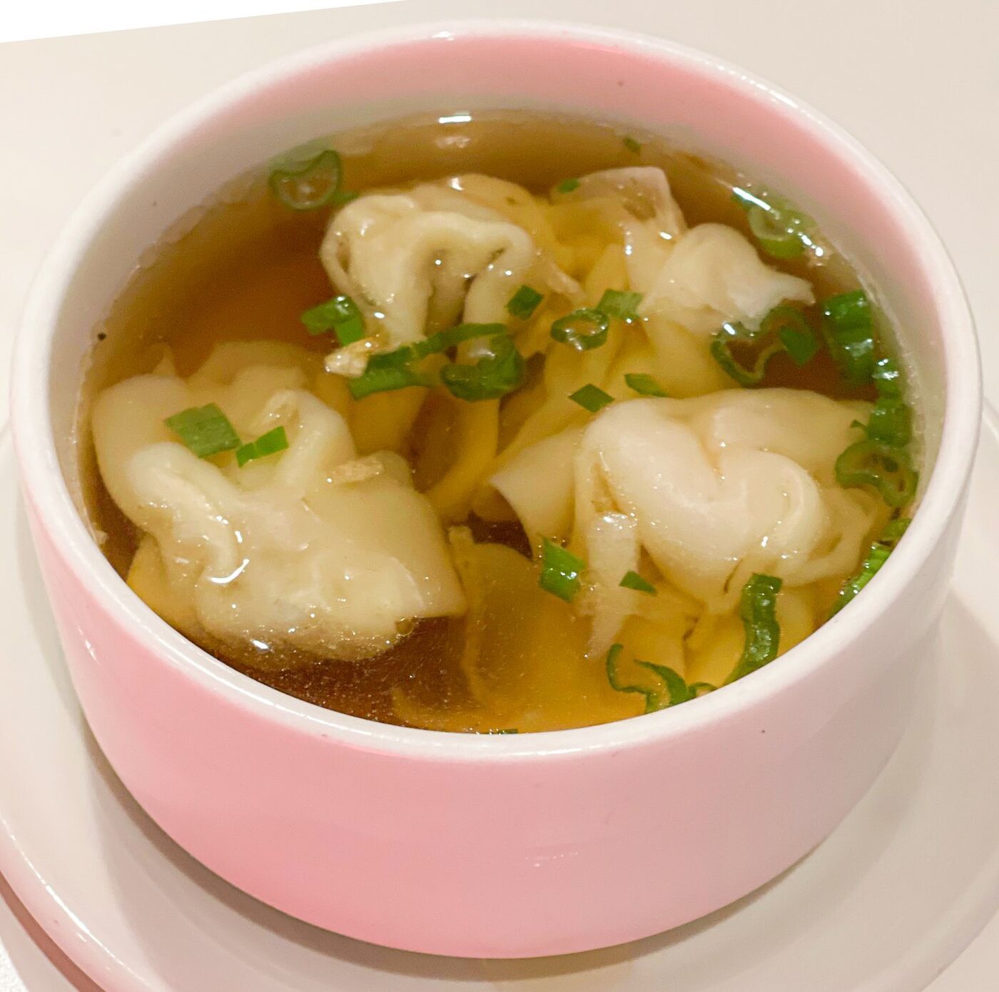Soupe wonton dans un bol rose